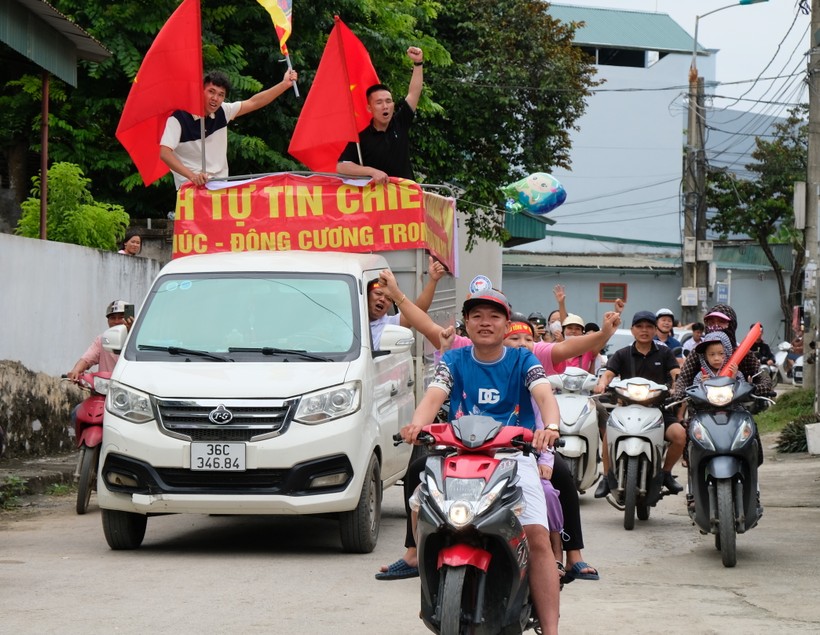 vui nhu hoi canh don quan quan olympia le xuan manh khi tro ve truong cap 3 16 vui nhu hoi canh don quan quan olympia le xuan manh khi tro ve truong cap 3 16