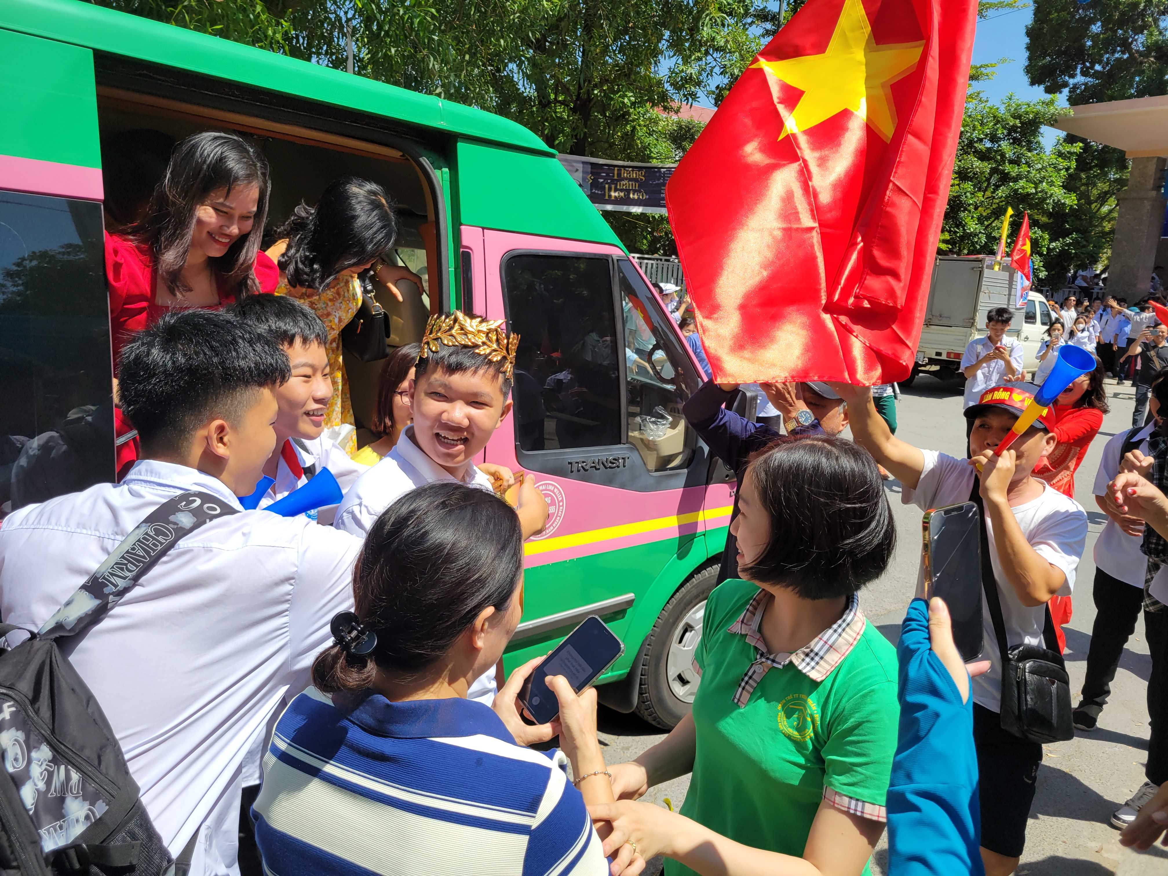 vui nhu hoi canh don quan quan olympia le xuan manh khi tro ve truong cap 3 2 vui nhu hoi canh don quan quan olympia le xuan manh khi tro ve truong cap 3 2