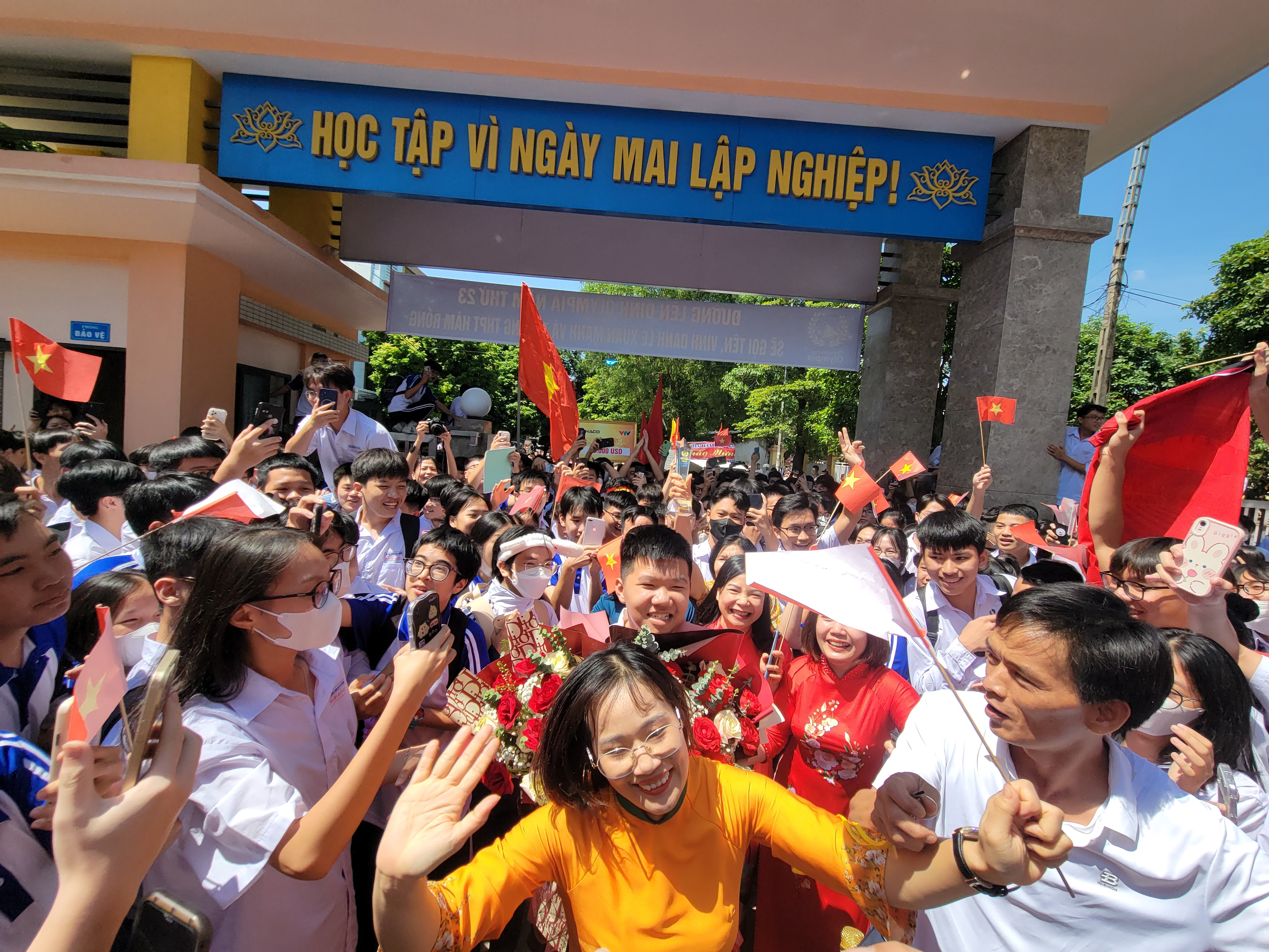 vui nhu hoi canh don quan quan olympia le xuan manh khi tro ve truong cap 3 9 vui nhu hoi canh don quan quan olympia le xuan manh khi tro ve truong cap 3 9