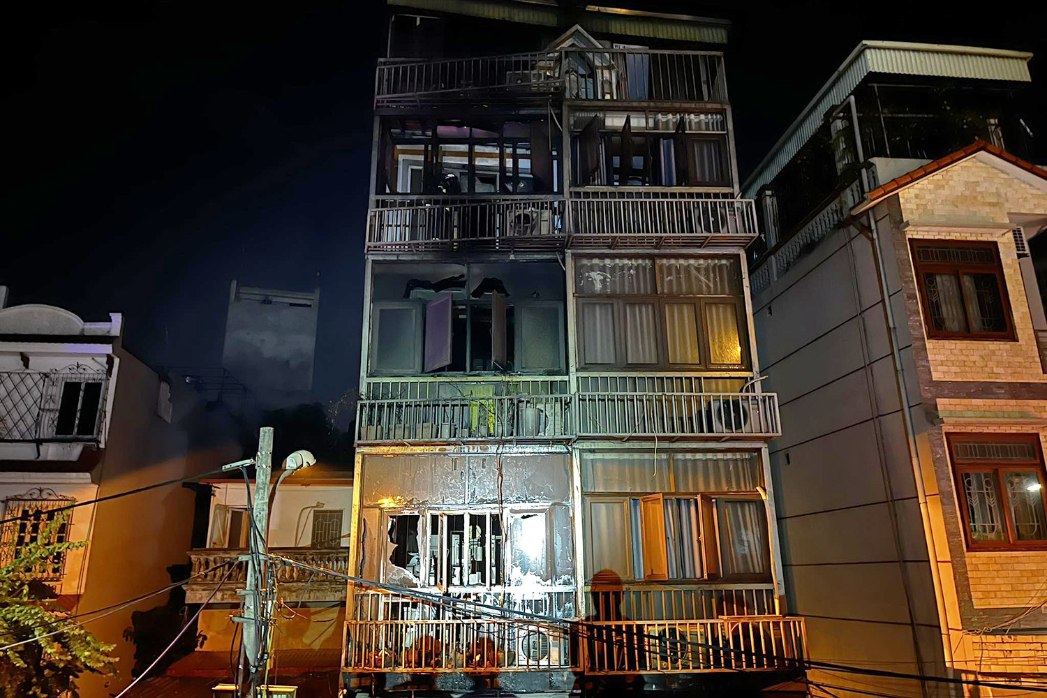 tin nong 24h hom nay ngay 13 10 2023 nha 4 tang o ha noi chay du doi trong dem 1