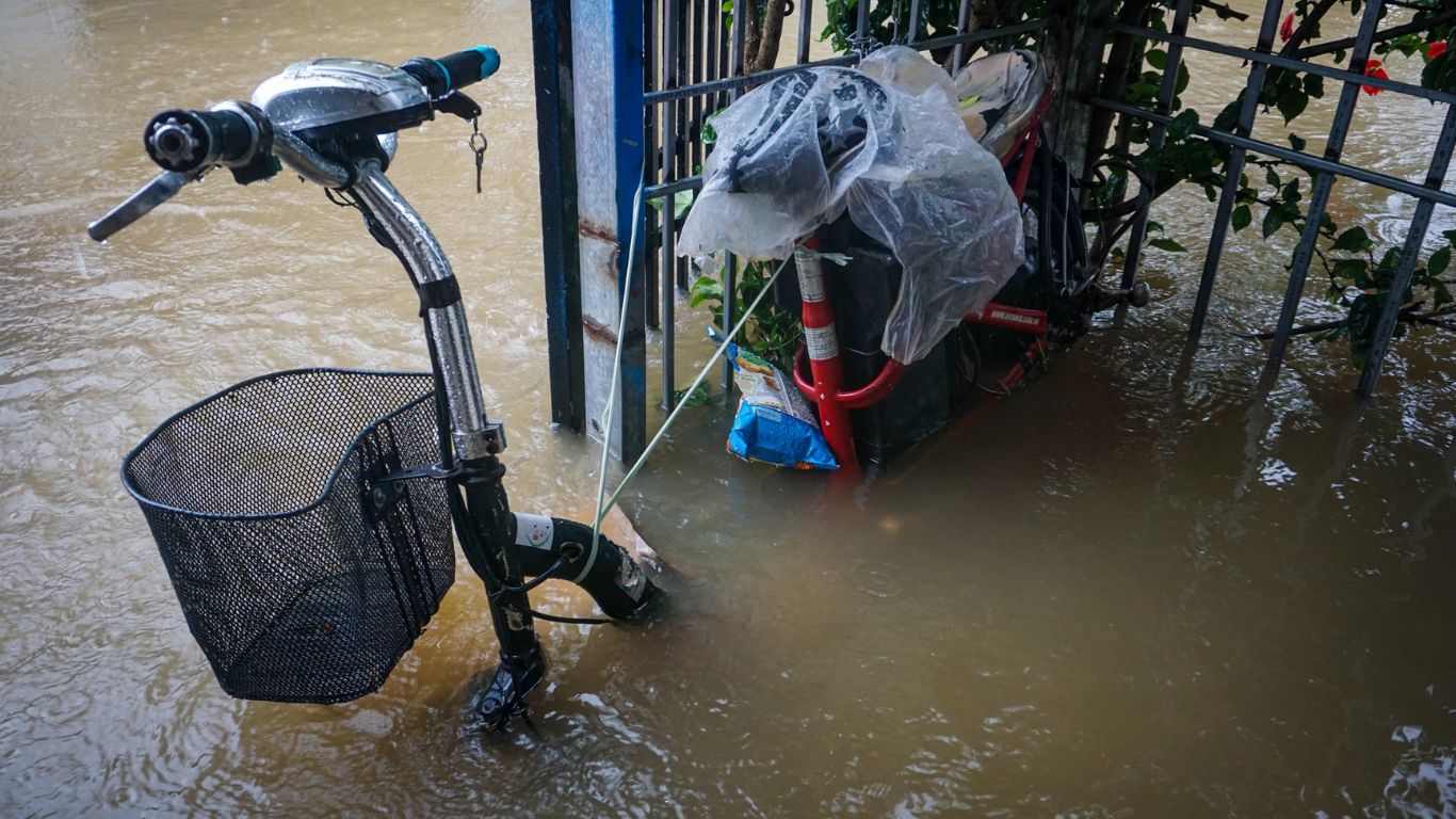 nhan chung xot xa ke lai khoanh khac bun da tran vao nha trong con lu4 nhan chung xot xa ke lai khoanh khac bun da tran vao nha trong con lu4