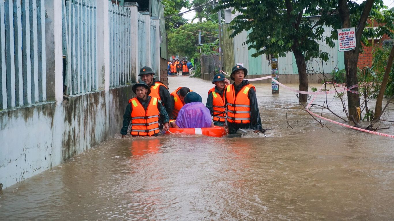 nhan chung xot xa ke lai khoanh khac bun da tran vao nha trong con lu6 nhan chung xot xa ke lai khoanh khac bun da tran vao nha trong con lu6