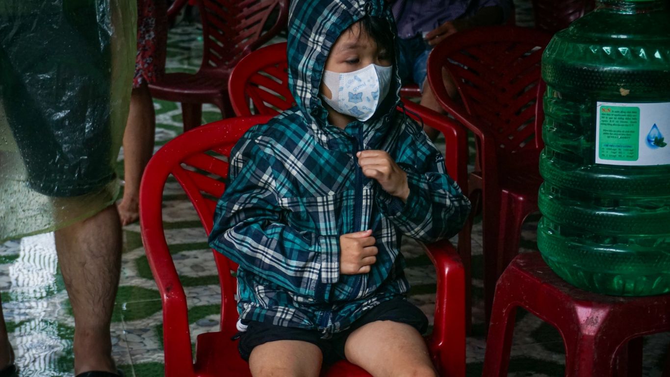 nhan chung xot xa ke lai khoanh khac bun da tran vao nha trong con lu7 nhan chung xot xa ke lai khoanh khac bun da tran vao nha trong con lu7