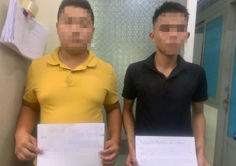 tp hcm hai doi tuong buoc phai lau chui sach so mau heo tat vao nha nguoi dan 2 tp hcm hai doi tuong buoc phai lau chui sach so mau heo tat vao nha nguoi dan 2