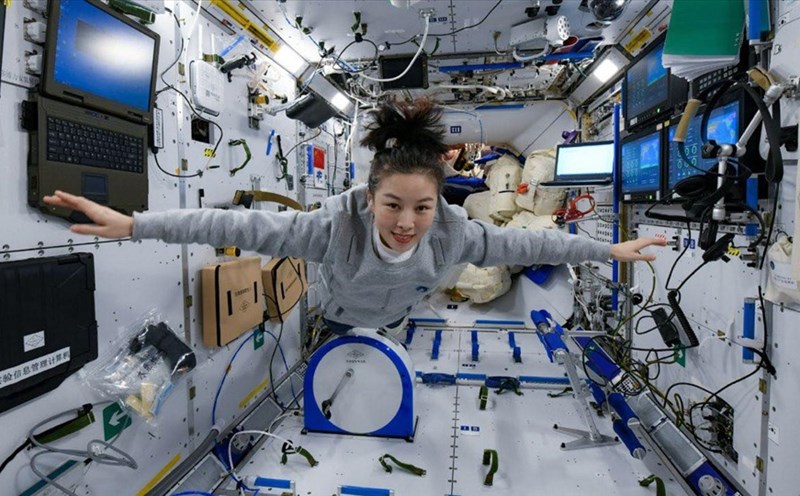 tai sao phi hanh gia tung phai rut het mong tay de duoc bay vao vu tru 1