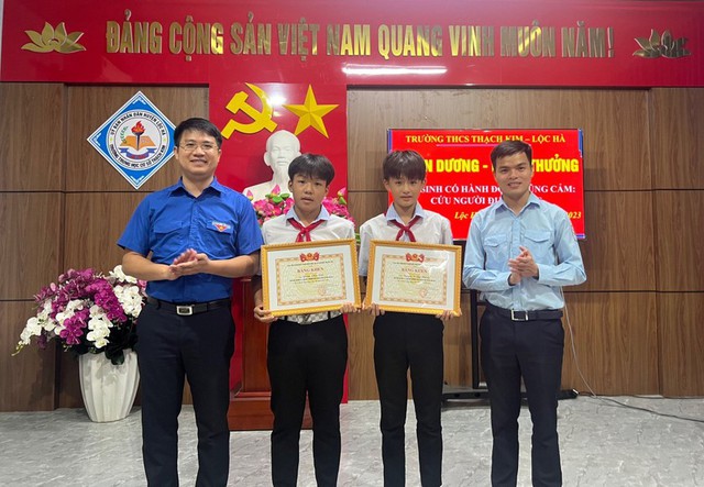 tang bang khen hai hoc sinh lop 7 cuu hai em nho duoi nuoc duoc dspl tang bang khen hai hoc sinh lop 7 cuu hai em nho duoi nuoc duoc dspl