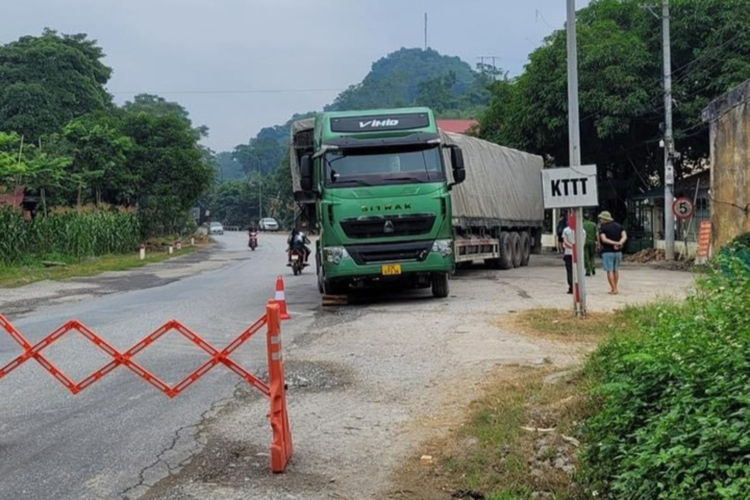 tai xe xe dau keo vi pham nong do con lai xe chan ngang quoc lo de chong doi csgt dspl tai xe xe dau keo vi pham nong do con lai xe chan ngang quoc lo de chong doi csgt dspl