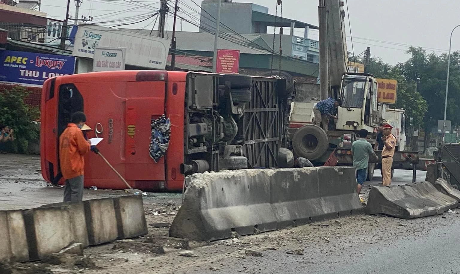 tin nong 24h hom nay ngay 29 10 tai xe mat lai khien to khach lat tren ql1a dspl
