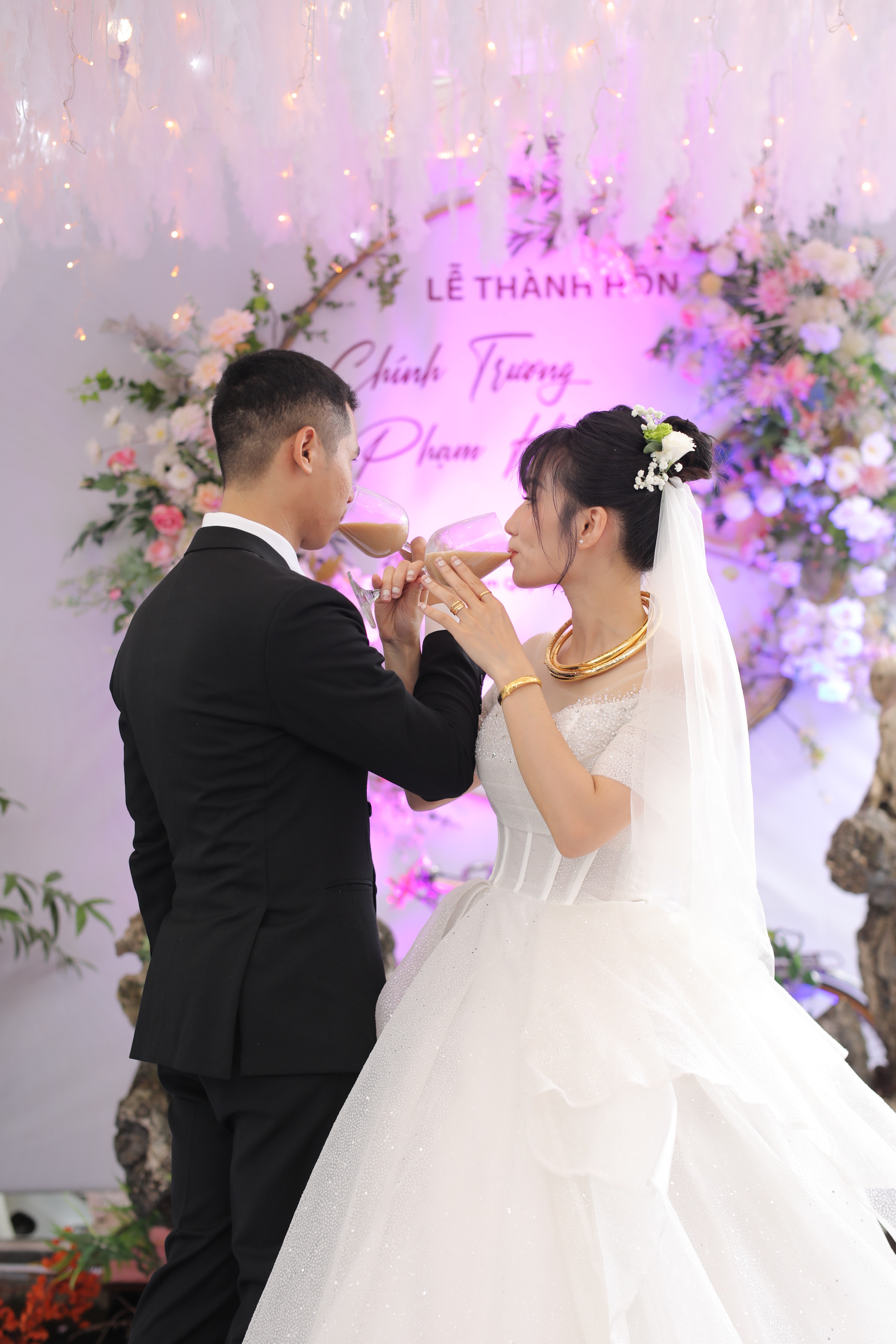 dam cuoi gay sot voi man giao boi bang tra sua thay banh kem bang bong lan trung muoi dspl1