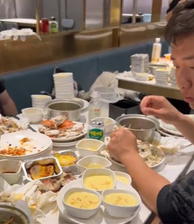 chen sach 300 con cua 80 bat che trong vong 1 not nhac khien chu nha hang nga ngua dspl