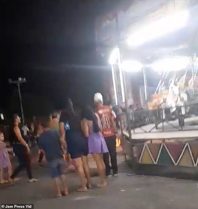canh tuong kinh hai be gai bi treo lo lung khi dang choi du quay khong lo dspl3