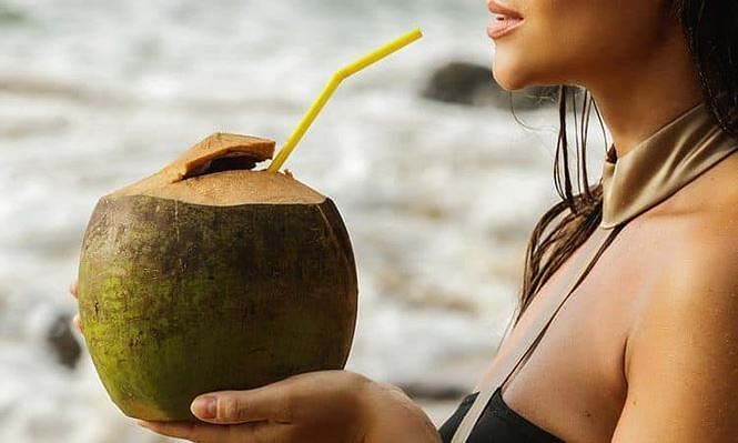 nuoc dua so voi nuoc ep trai cay dau moi thuc su la lua chon tot nhat dspl2 nuoc dua so voi nuoc ep trai cay dau moi thuc su la lua chon tot nhat dspl2