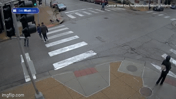 canh tuong hai hung tu camera to cao hanh vi cua nam thanh nien dang sau nguoi phu nu dspl1