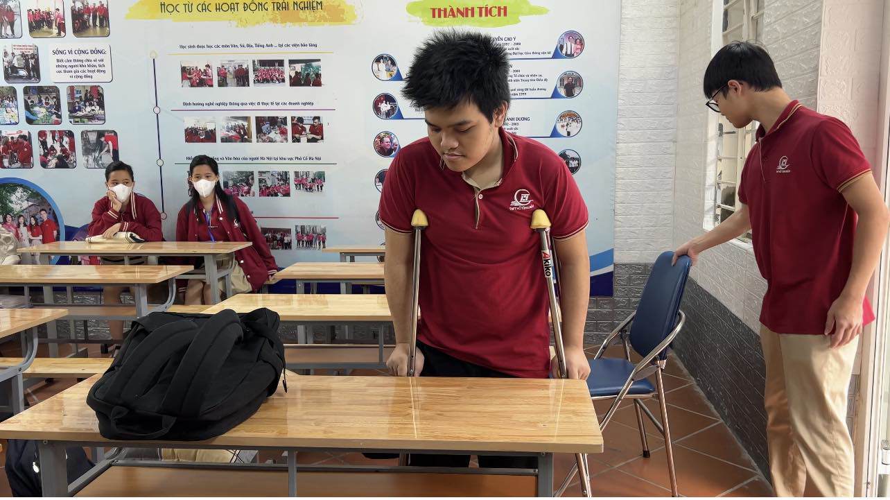 nam sinh nhay tu tang 10 vu chay chung cu khuong ha da di hoc tro lai dspl1