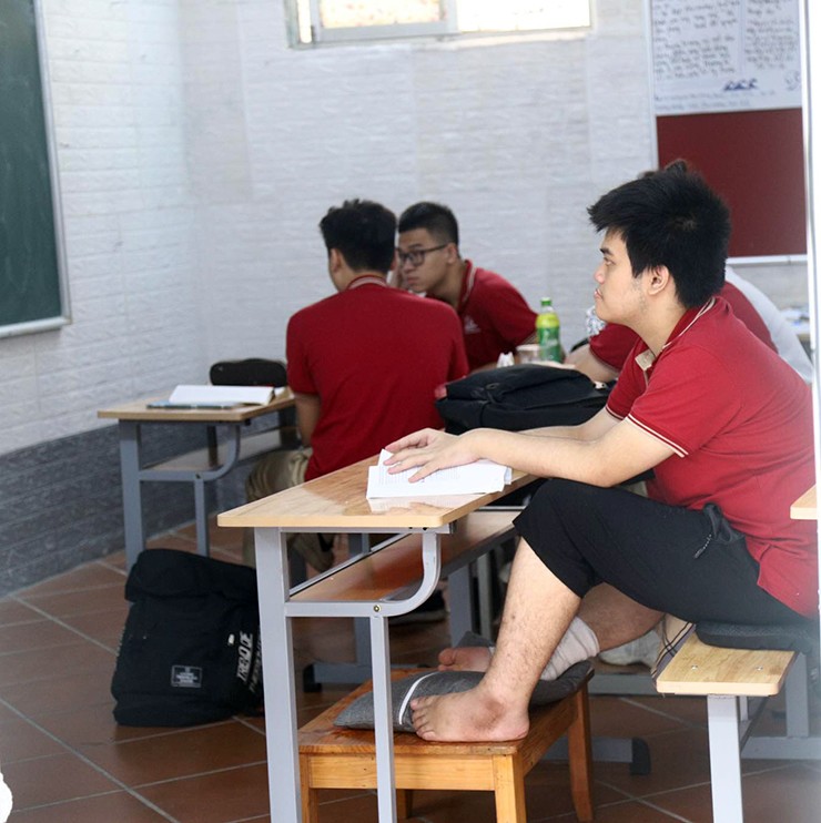 nam sinh nhay tu tang 10 vu chay chung cu khuong ha da di hoc tro lai dspl2