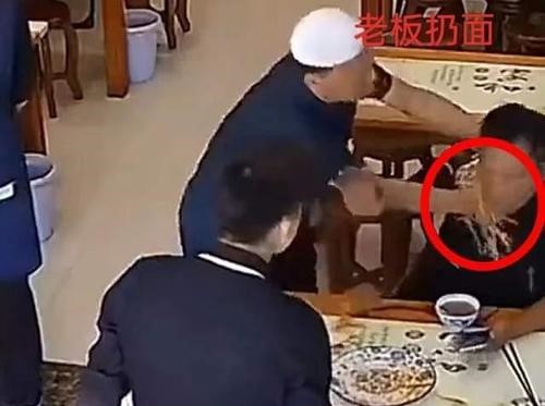 chu quan co hanh dong nem dia my vao mat khach va man be lai du luan gay tranh cai dspl1