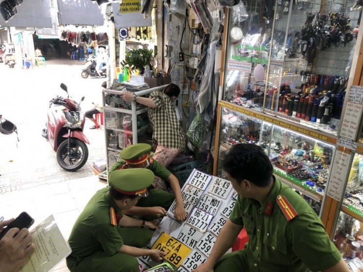tin nong 24h hom nay ngay 12 11 2023 phat hien co so in an bien so xe dep khong ro nguon goc dspl2