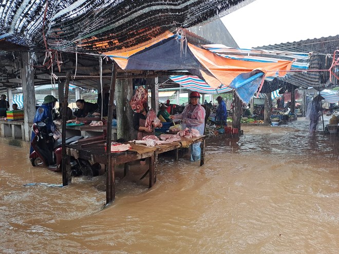 mua xoi xa o ha tinh nuoc cuon cuon tran vao nha dan 1