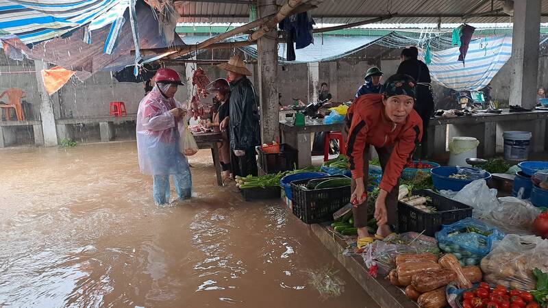 mua xoi xa o ha tinh nuoc cuon cuon tran vao nha dan 2