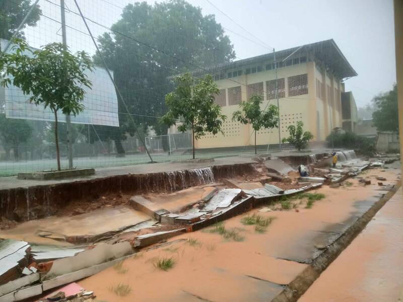 mua xoi xa o ha tinh nuoc cuon cuon tran vao nha dan 3