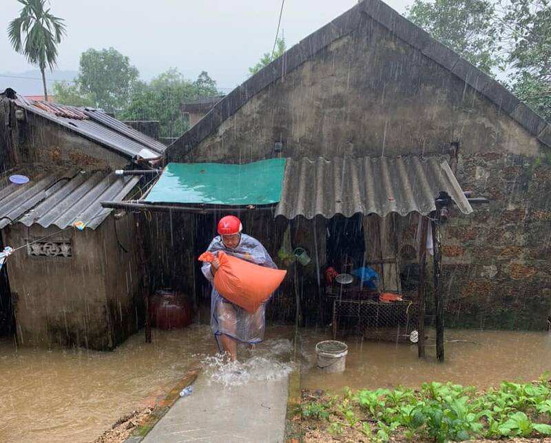 mua xoi xa o ha tinh nuoc cuon cuon tran vao nha dan 4