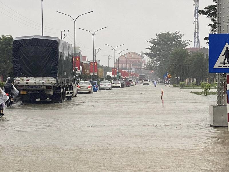 mua xoi xa o ha tinh nuoc cuon cuon tran vao nha dan 5