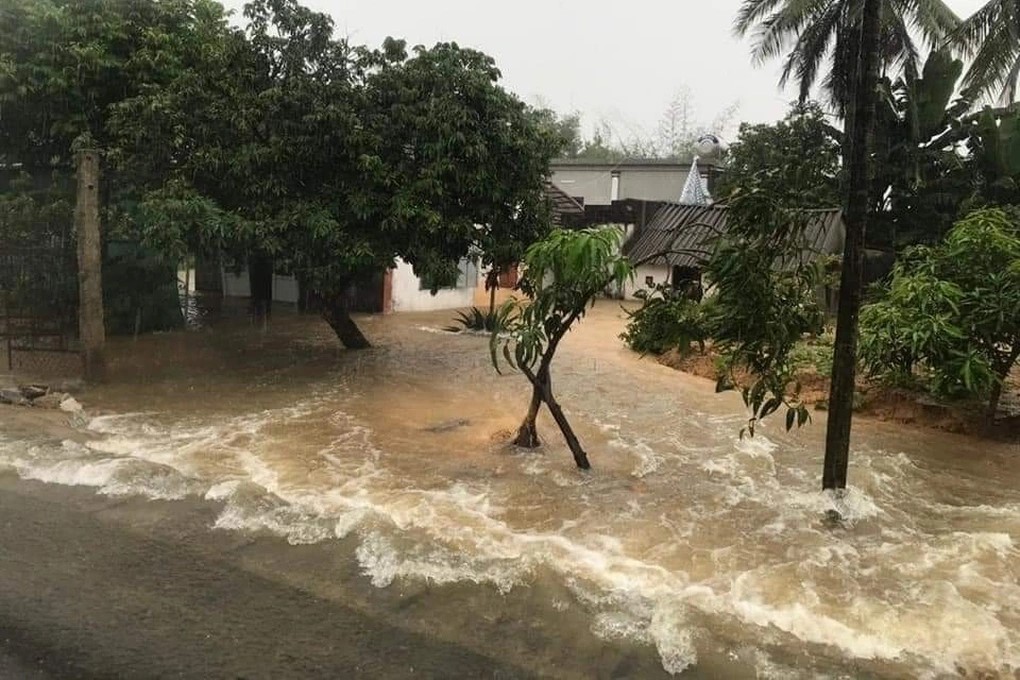 mua xoi xa o ha tinh nuoc cuon cuon tran vao nha dan 6