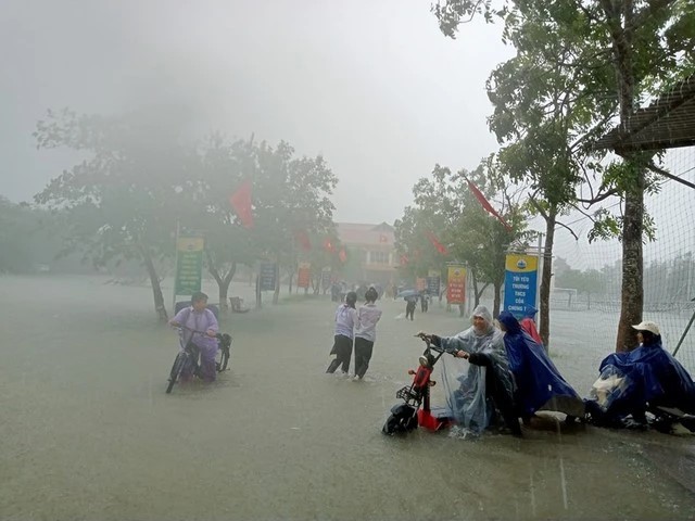 mua xoi xa o ha tinh nuoc cuon cuon tran vao nha dan 9