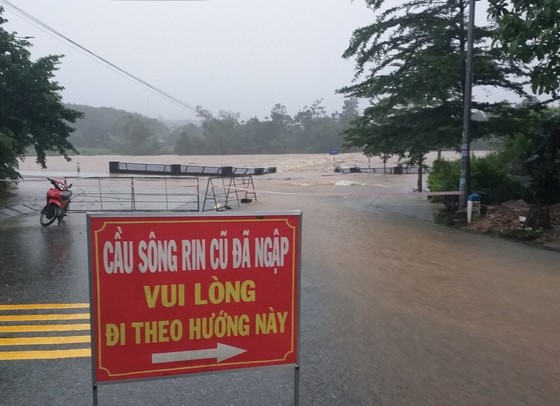 mua lon gay ngap sau nhieu tuyen duong bi chia cat hon 20000 hoc sinh mien nui quang ngai nghi hoc dspl1 mua lon gay ngap sau nhieu tuyen duong bi chia cat hon 20000 hoc sinh mien nui quang ngai nghi hoc dspl1