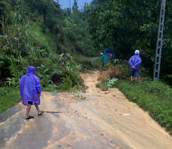 mua lon gay ngap sau nhieu tuyen duong bi chia cat hon 20000 hoc sinh mien nui quang ngai nghi hoc dspl2 mua lon gay ngap sau nhieu tuyen duong bi chia cat hon 20000 hoc sinh mien nui quang ngai nghi hoc dspl2