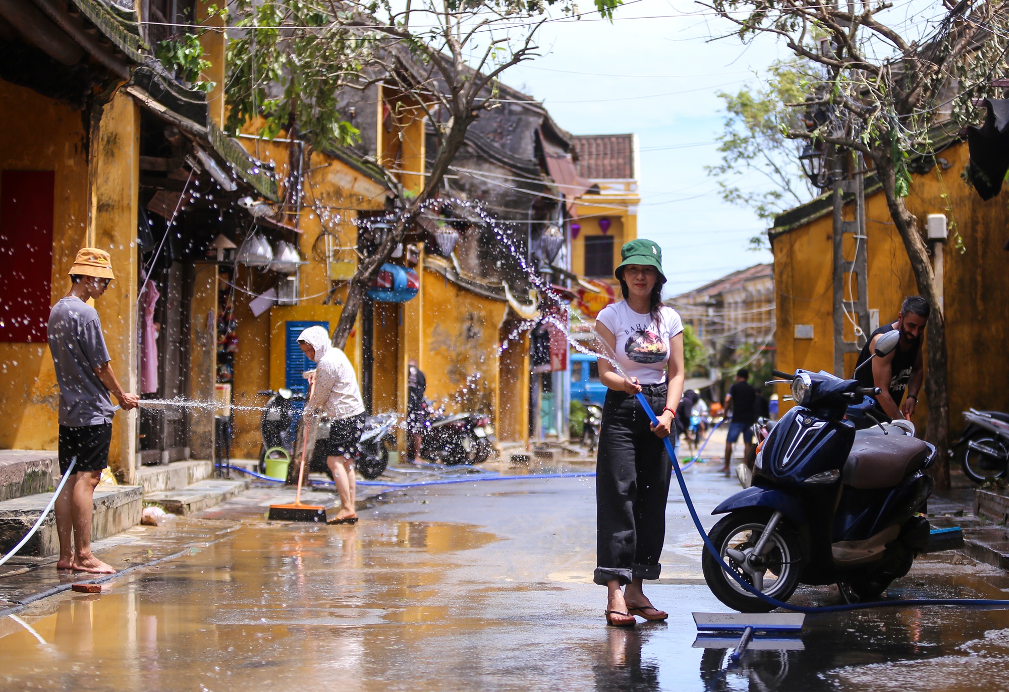 tin nong 24h hom nay ngay 15 11 2023 nguoi dan hoi an xan quan don bun sau lu de don khach du lich dspl
