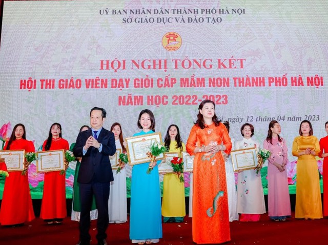 ha noi 4 giao vien tieu bieu duoc bo gd dt vinh danh la ai dspl