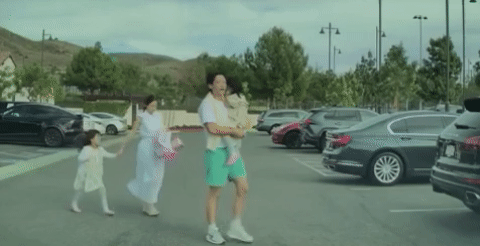 fan phat sot truoc hinh anh bi rain va kim tae hee don 2 con gai di hoc ve 10562 fan phat sot truoc hinh anh bi rain va kim tae hee don 2 con gai di hoc ve 10562