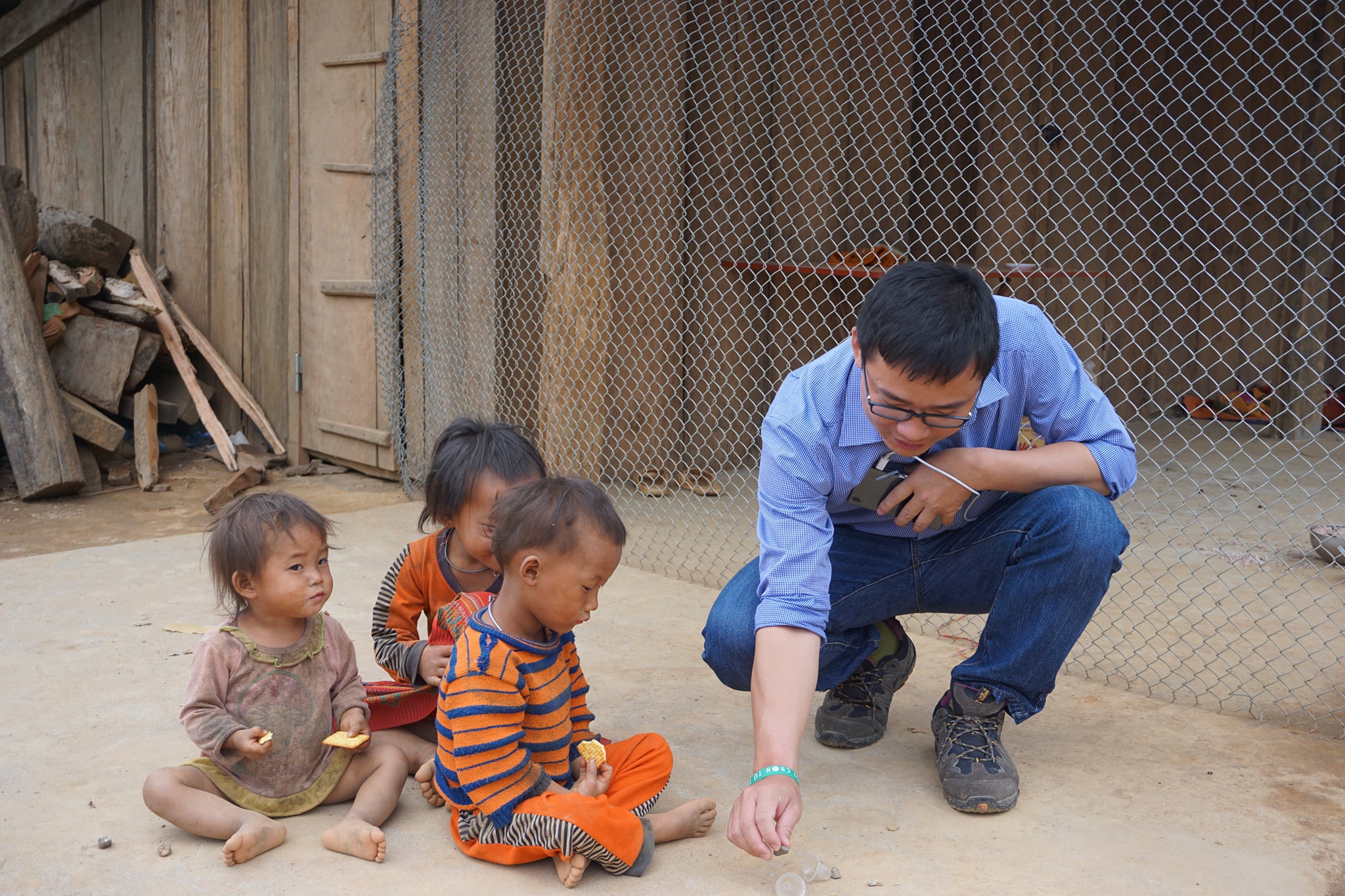 tu cau be chan uot chan rao den tien si du lich giup ba con vung cao thoat ngheo dspl5 tu cau be chan uot chan rao den tien si du lich giup ba con vung cao thoat ngheo dspl5