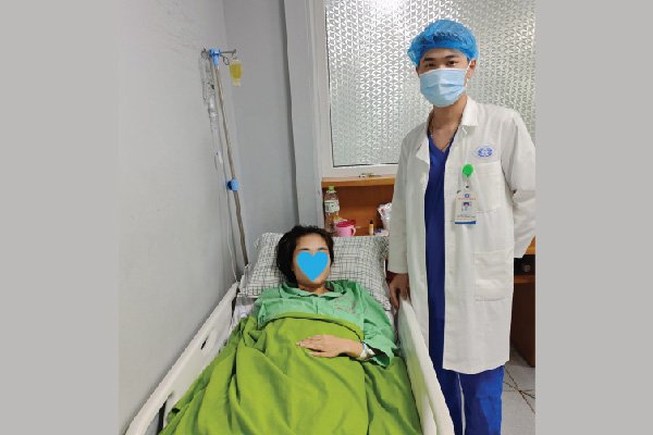 co gai ngo doc nang vi uong 60 vien paracetamol dspl