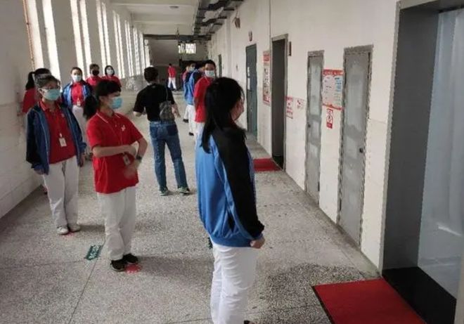 hoc sinh danh lieu dung nha ve sinh giao vien thay giao noi 1 cau khien hoc sinh ca lop buc xuc dspl hoc sinh danh lieu dung nha ve sinh giao vien thay giao noi 1 cau khien hoc sinh ca lop buc xuc dspl