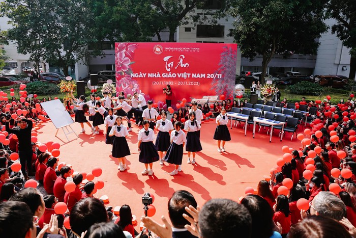 gan 1 000 sinh vien va thay co dai hoc ngoai thuong hoa ca trong ngay nha giao viet nam 20 11 dspl1 gan 1 000 sinh vien va thay co dai hoc ngoai thuong hoa ca trong ngay nha giao viet nam 20 11 dspl1