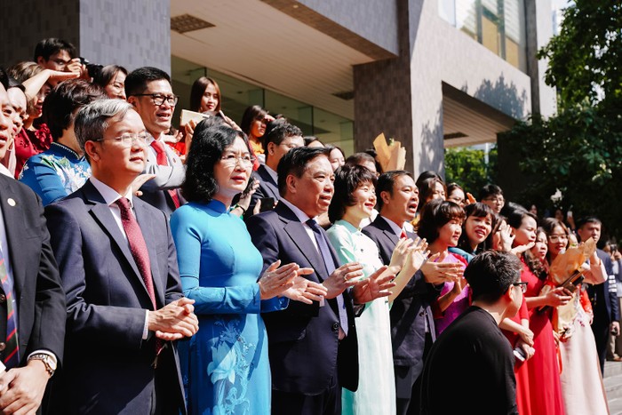 gan 1 000 sinh vien va thay co dai hoc ngoai thuong hoa ca trong ngay nha giao viet nam 20 11 dspl4 gan 1 000 sinh vien va thay co dai hoc ngoai thuong hoa ca trong ngay nha giao viet nam 20 11 dspl4