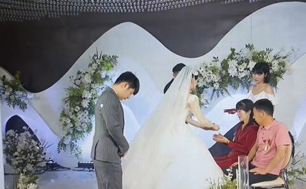 bieu cam bat thuong cua chu re trong le cuoi co dau len tieng khien ca cong dong mang ngo ngang dspl bieu cam bat thuong cua chu re trong le cuoi co dau len tieng khien ca cong dong mang ngo ngang dspl
