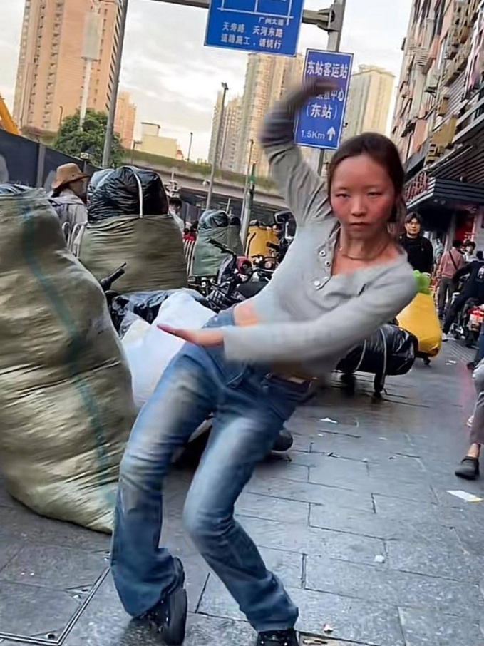 nguoi tre trung quoc lao ra duong livestream nhay nhot ky di voi uoc mo noi tieng va doi doi dspl2 nguoi tre trung quoc lao ra duong livestream nhay nhot ky di voi uoc mo noi tieng va doi doi dspl2