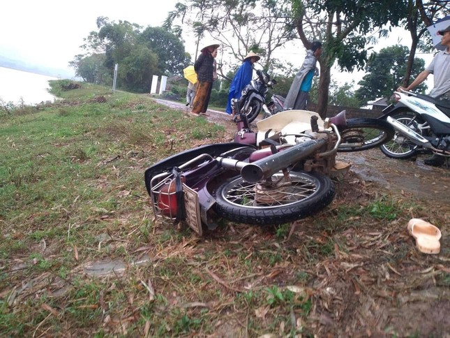 tim kiem nguoi dan ong roi xuong song mat tich khi di xe may tu ha tinh vao quang binh