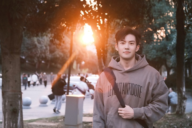thay giao nam than duoc sinh vien xin chup anh cung va phan ung day dang yeu gay bao mang xa hoi dspl2
