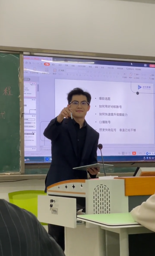 thay giao nam than duoc sinh vien xin chup anh cung va phan ung day dang yeu gay bao mang xa hoi dspl6