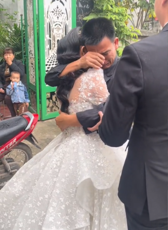 nguoi cha om chat con gai khoc nghen khi tien con ve nha chong khien trieu nguoi roi nuoc mat 1