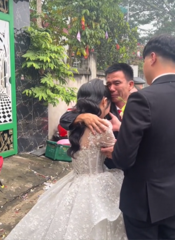 nguoi cha om chat con gai khoc nghen khi tien con ve nha chong khien trieu nguoi roi nuoc mat 