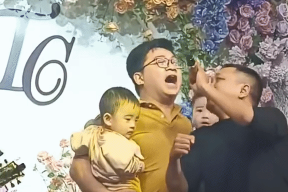 ong bo bim sua be 2 con quay cuc sung tai dam cuoi hoa ra than phan that khien dan mang tram tro ong bo bim sua be 2 con quay cuc sung tai dam cuoi hoa ra than phan that khien dan mang tram tro