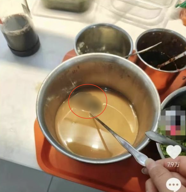 sinh vien quay len suat an trong canteen phat hien vat the la netizen nhin xong chi muon khoc thet sinh vien quay len suat an trong canteen phat hien vat the la netizen nhin xong chi muon khoc thet
