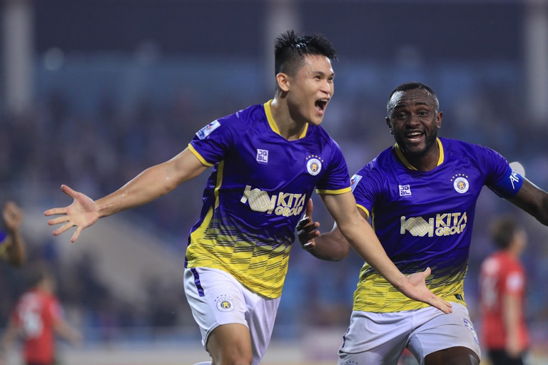 bao chau a ngo ngang truoc man ha guc cua ha noi fc voi ong lon nhat ban dspl