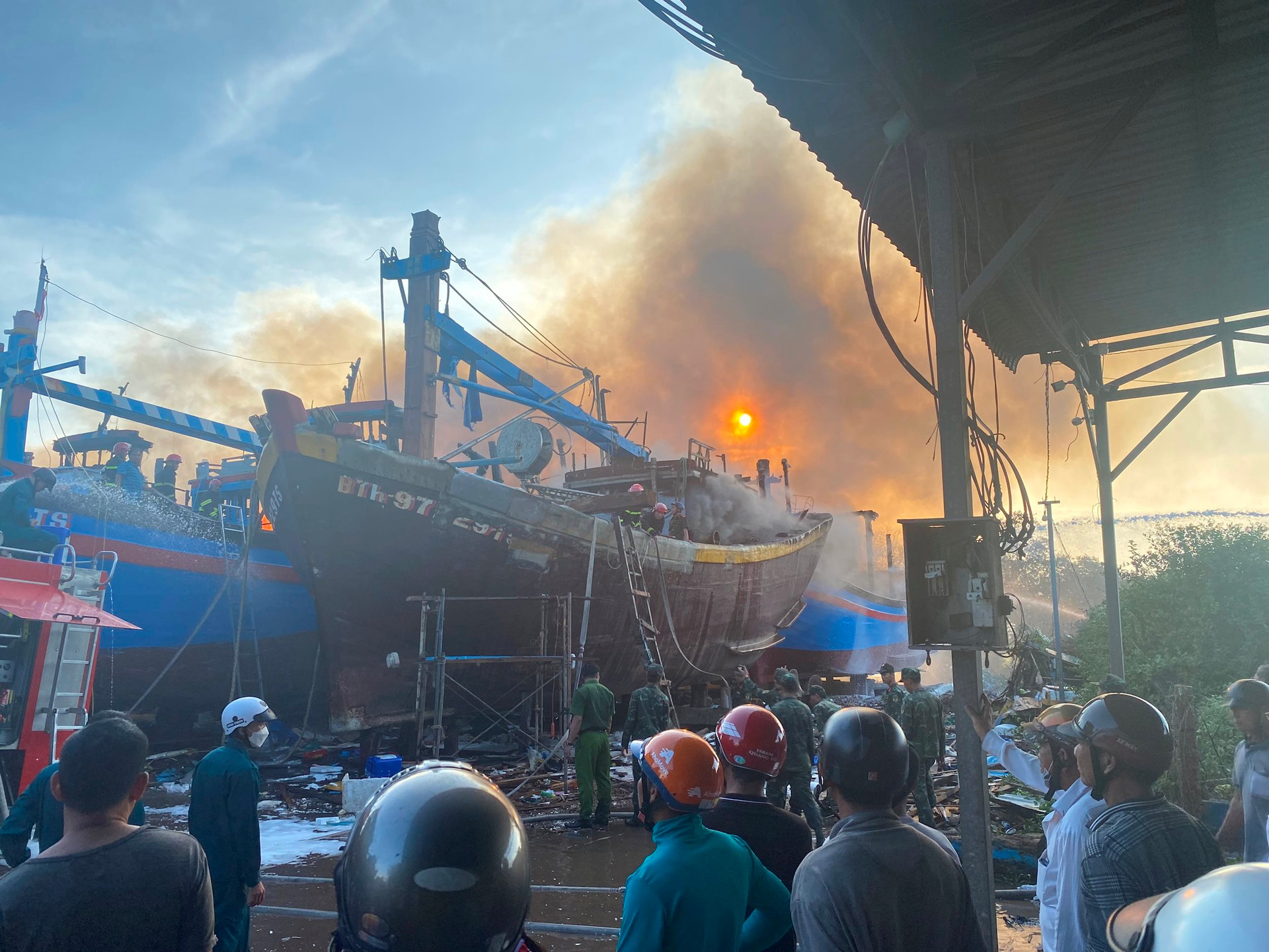 chay xuong tau o phan thiet lanh dao tinh tam dung hop truc tiep xuong hien truong dspl21 chay xuong tau o phan thiet lanh dao tinh tam dung hop truc tiep xuong hien truong dspl21