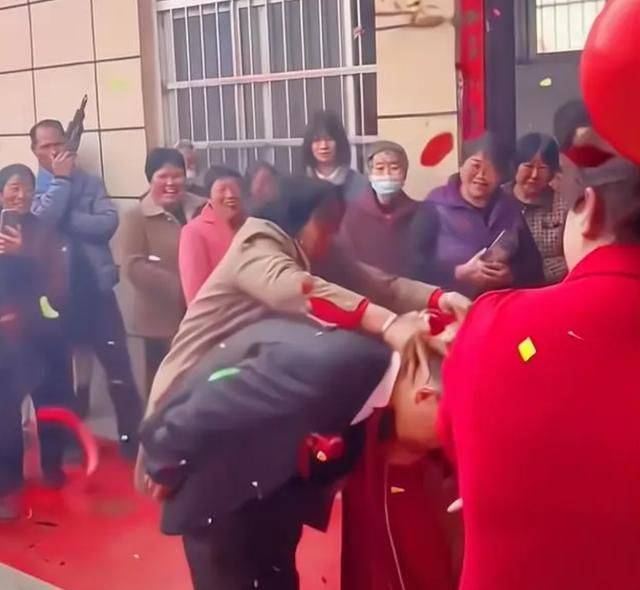 dang lam le cuoi nguoi co co hanh dong khien co dau tai mat chu re mat binh tinh trung mat dang lam le cuoi nguoi co co hanh dong khien co dau tai mat chu re mat binh tinh trung mat